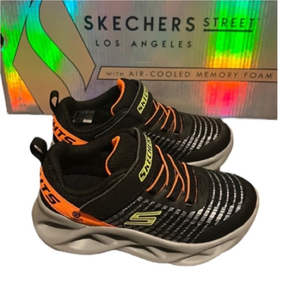 New authentic Skechers toddler boys designer light up sneakers Sz 9 display